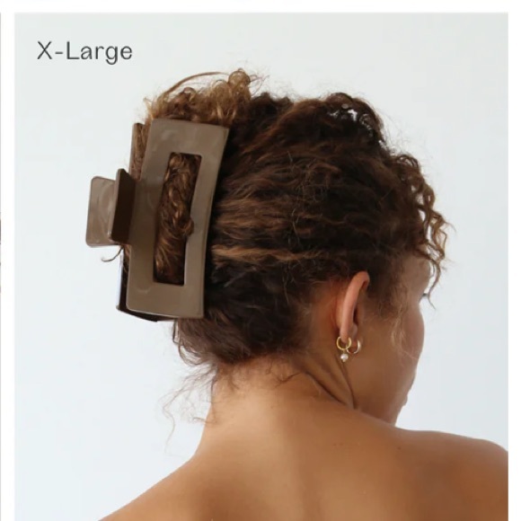 Kōv Essentials Daily Claw Clip XL in Mocha - Picture 4 of 8